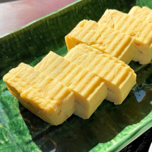 tamagoyaki on a green plate
