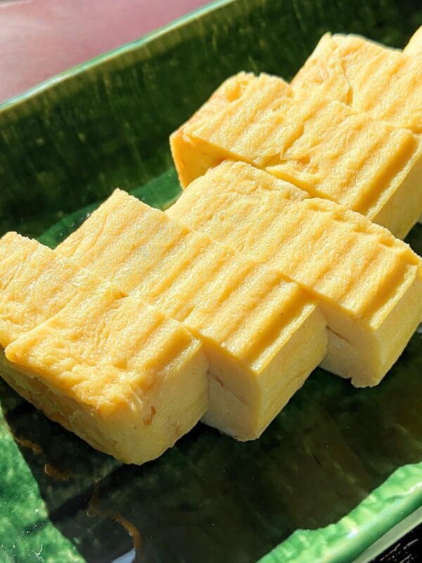 tamagoyaki on a green plate